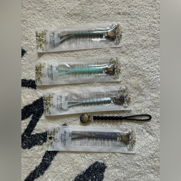 Ryan and Rose pacifier clips - Picture 1 of 1
